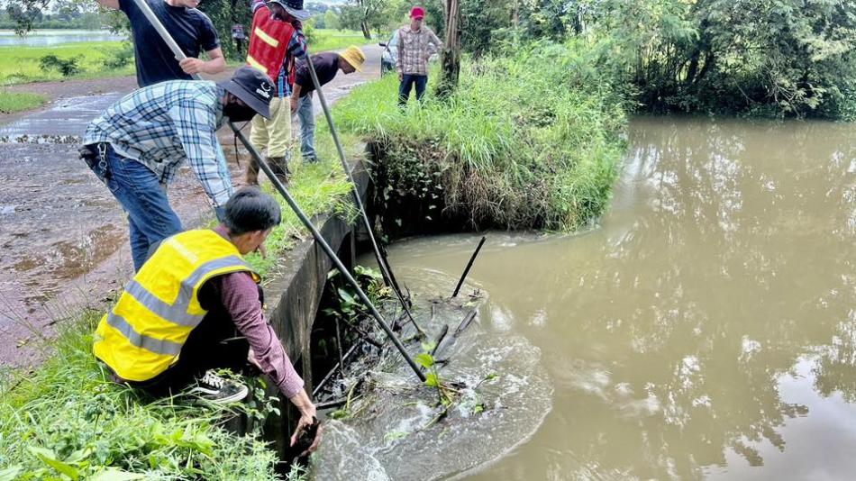 วันที่ 20 กันยายน 2565 เวลา 09.00 น.  นายสมศรี สิมาวัน นายกเทศมนตรีเทศบาลตำบลสำโรง มอบหมายให้ กองช่าง เทศบาลตำบลสำโรง เข้าดำเนินการแก้ไขปัญหา ท่อนไม้ขวางทางเดินน้ำบล๊อกคอนเวิร์ส เส้นบ้านหว้าน หมู่ 2 ต.สำโรง อ.สำโรง จ.อุบลราชธานี