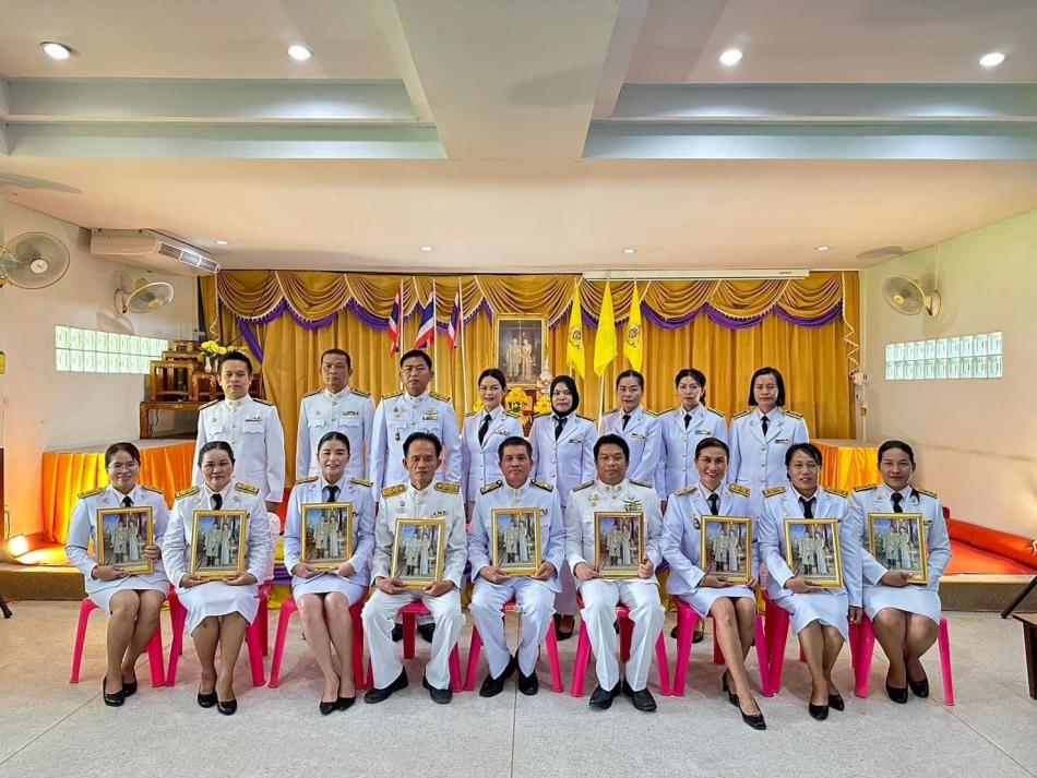 พิธีรับพระราชทาน พระบรมฉายาลักษณ์พระบาทสมเด็จพระเจ้าอยู่หัวและสมเด็จพระนางเจ้าพระบรมราชินี