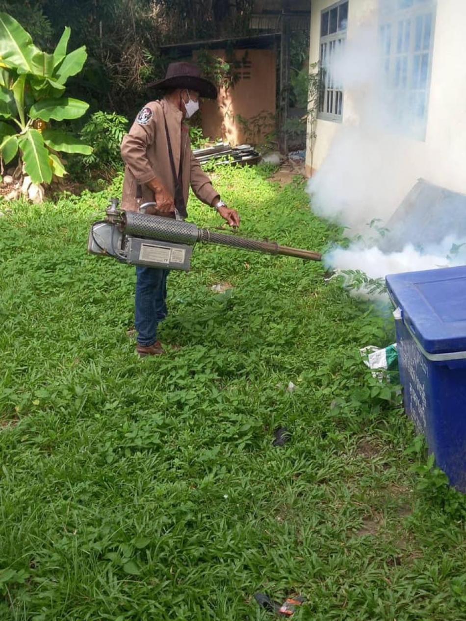 เทศบาลตำบลสำโรงร่วมกับสมาชิกเทศบาลเขต.1 และทีม ผู้นำ หมู่บ้าน อ.ส.ม  ออกพ่นหมอกควันกำจัดยุง ลาย ให้กับชาวบ้านหนองสองห้องหมู่.4  วัด,บ้าน,โรงเรียน ตำบลสำโรง อำเภอสำโรง   จังหวัดอุบลราชธานี