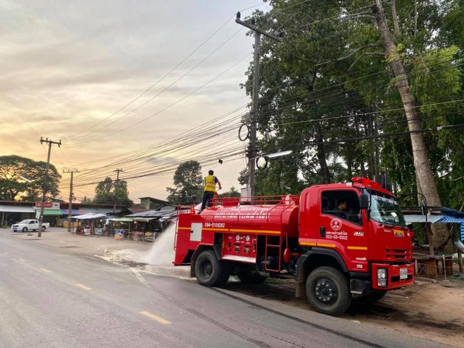 เนื่องจากสถานการณ์การแพร่ระบาดของโรคไวรัสโคโรนา (COVID-19) ที่เกิดขึ้นในพื้นที่อำเภอสำโรง ทางเทศบาลตำบลสำโรง ได้ดำเนินการล้างทำความสะอาดและฉีดพ่นเพื่อกำจัดเชื้อโรค บริเวณตลาดสระหนองคำ เมื่อตอนค่ำวันที่ 22 มิถุนายน 2564 (จำนวน 10 ภาพ)