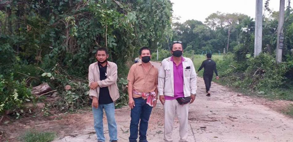 วันที่ 21 กรกฎาคม 2564 ท่านนายกเทศมนตรีเทศบาลตำบลสำโรงนำทีมงานตัดต้นไม้โค่นล้ม เนื่องจากลมแรง ที่บ้านผับแล้ง หมู่ที่ 6 ต.สำโรง อ.สำโรง จ.หวัดอุบลราชธานี (8 ภาพ)