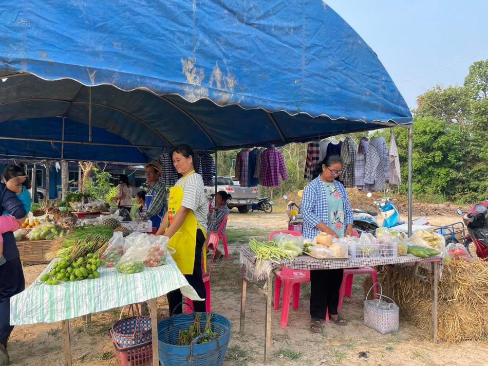 ตรวจเยี่ยมตลาดนัดท้องถิ่นสีเขียว
