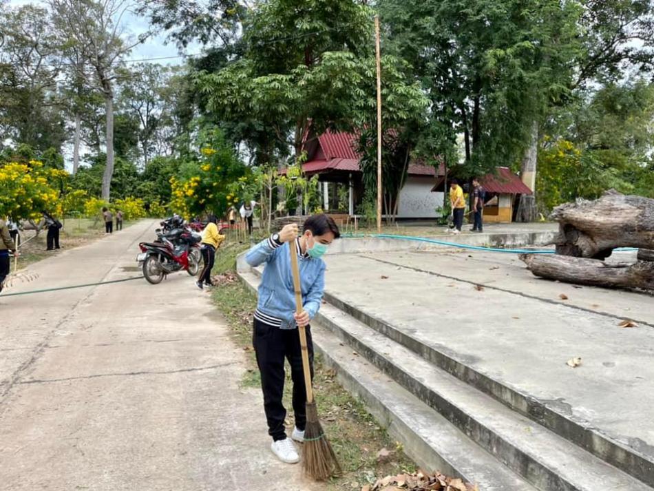 ร่วมกันทำความสะอาดบริเวณสำนักงาน ศาลปู่ตา ปู่แข้ ตามโครงการอุบลเมืองสะอาด ราชธานีอีสาน (17 ภาพ)