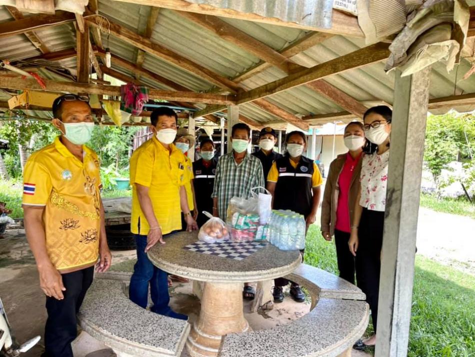 มอบถุงยังชีพให้ผู้กักตัวในเขตเทศบาลตำบลสำโรง ในการดำเนินการป้องกันและควบคุมโรคติดเชื้อไวรัสโคโรนา 2019 (โควิด-19) (5 ภาพ)